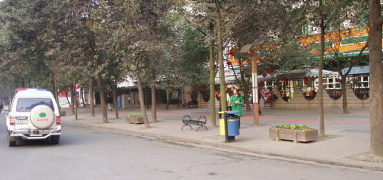 la policia hace ronda para vigilar el mantenimiento y uso de las papeleras.jpg